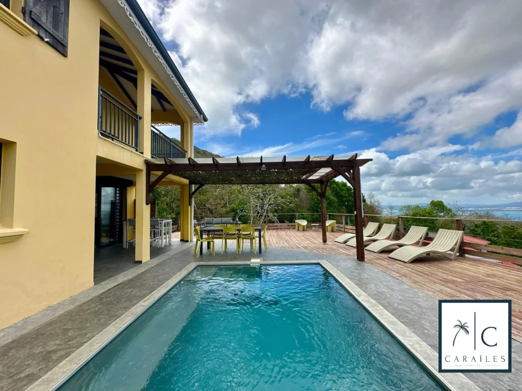 Belle propriété avec piscine privée et vue panoramique.