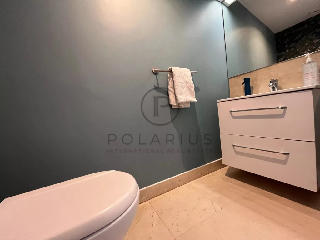 Baignoire moderne dans une salle de bains élégante et lumineuse.