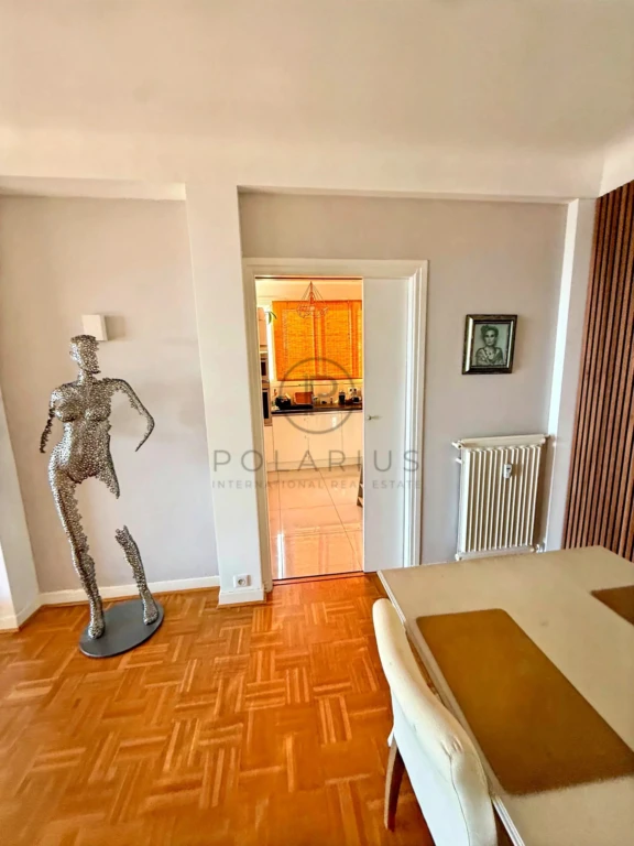 Charmant appartement avec une décoration élégante et un espace intérieur accueillant.