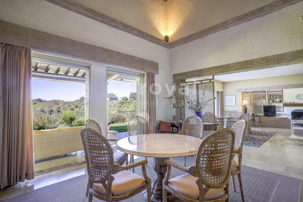 Coin repas intime et design dans une villa contemporaine
