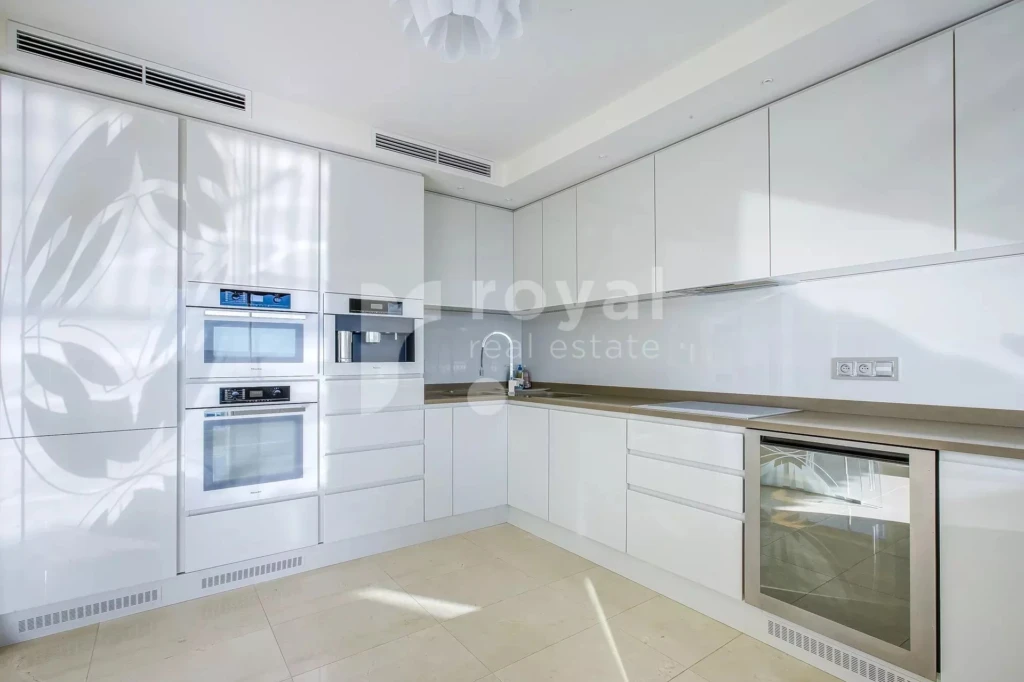 Cuisine américaine haut de gamme dans appartement de luxe vue mer