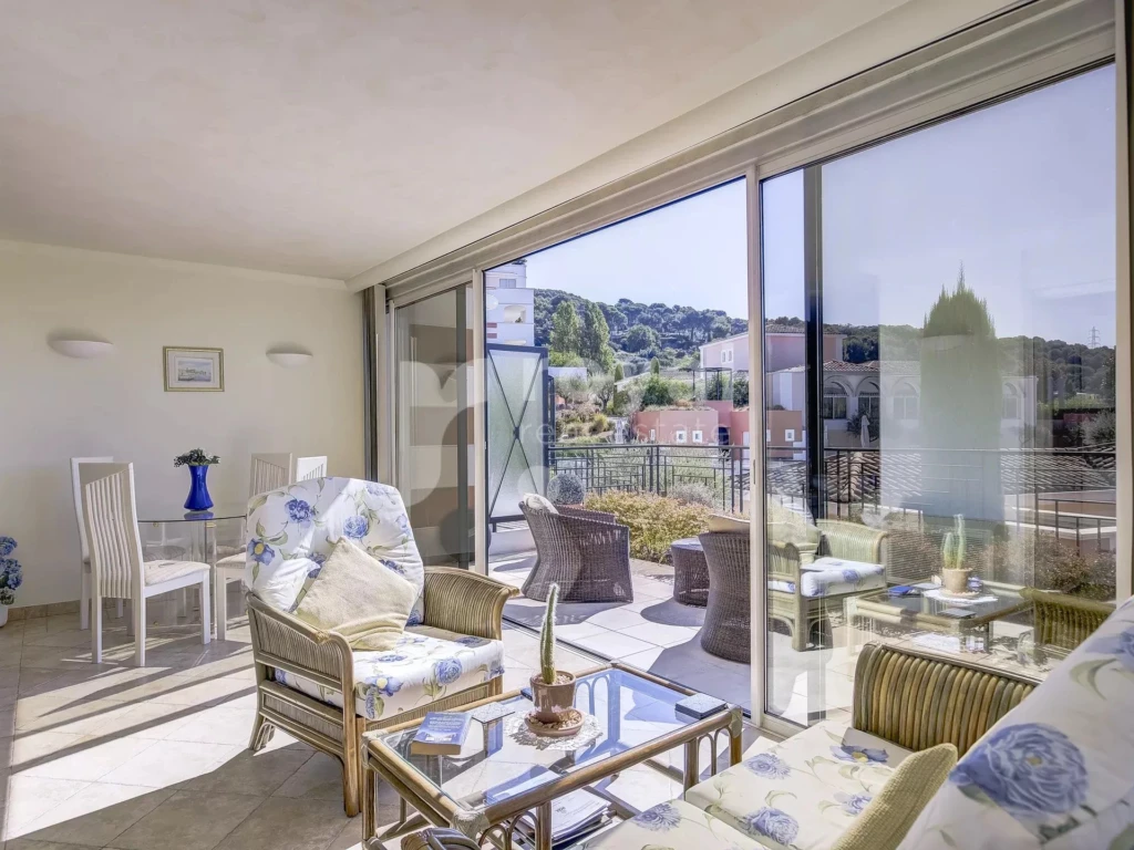 Espace de vie raffiné avec vue dégagée sur le golf à Mougins