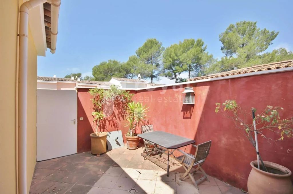 Patio intérieur lumineux au cœur d’une villa dans un domaine rénommé à Mougins