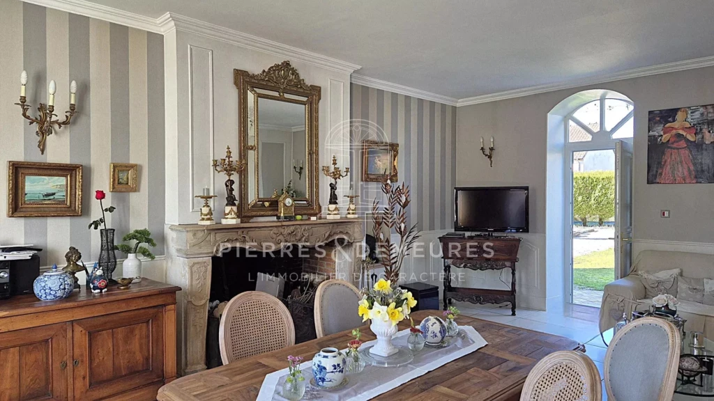 intérieur charmant-lieu accueillant-fonctionnel-sans travaux-vue sur la piscine