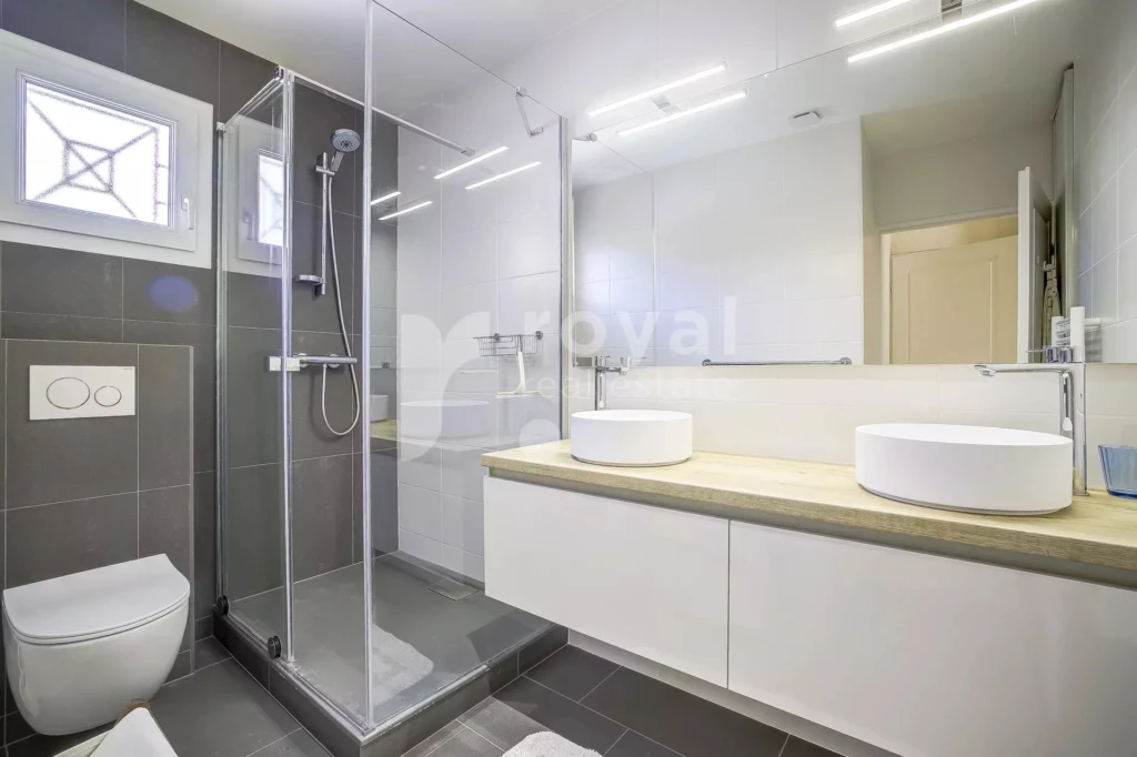 Salle de bain contemporaine avec équipements de luxe dans un environnement golfique exclusif