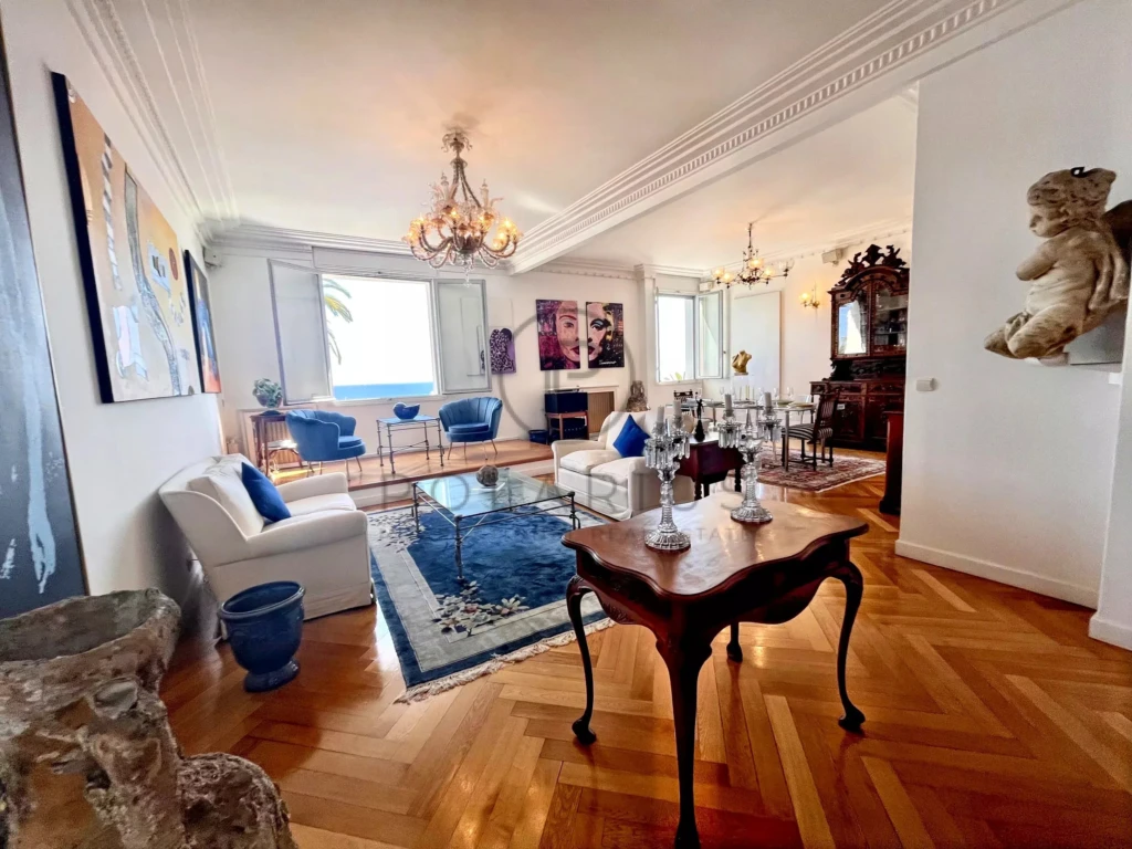 Belle salon lumineux avec mobilier élégant et décoration sophistiquée.