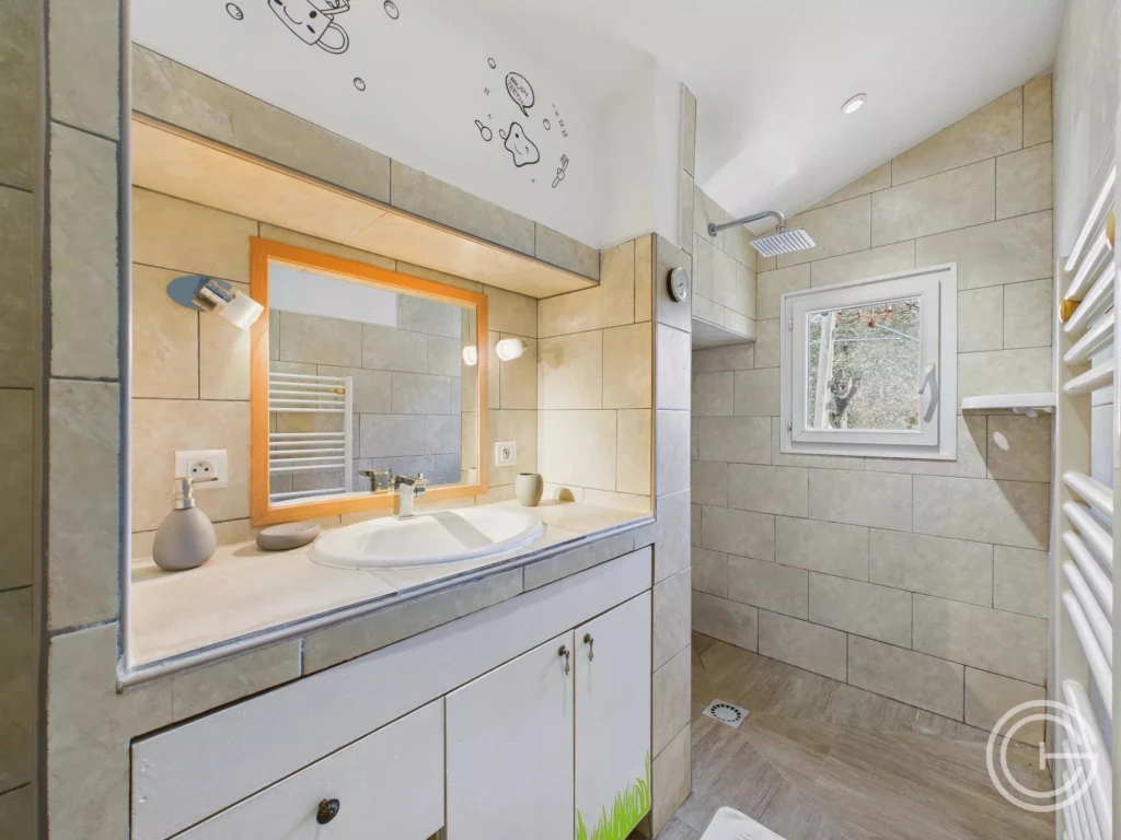 Propriété avec maison, gîte indépendant et studio – 7 500 m² de terrain - PEILLE