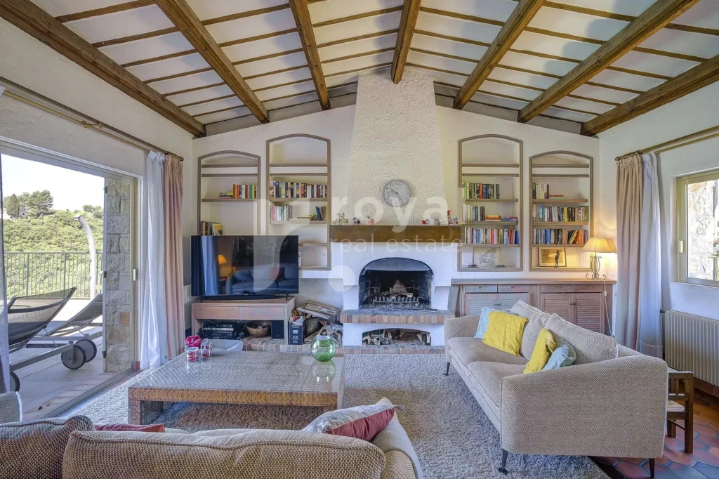 Coin salon cosy avec cheminée dans une villa à Biot