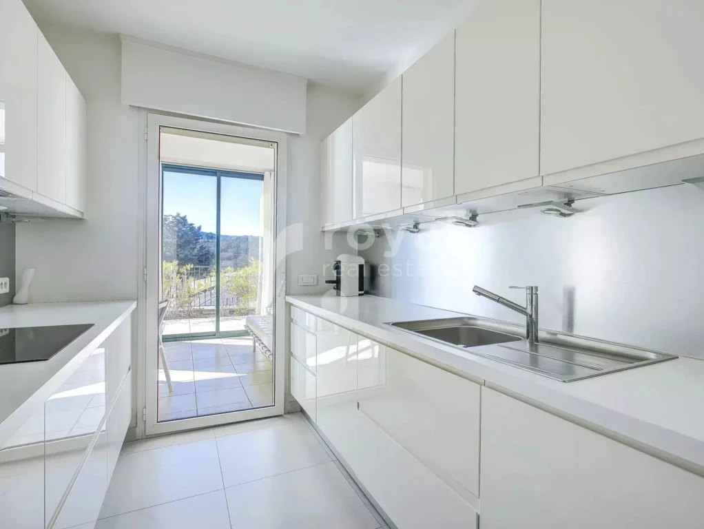 Cuisine contemporaine équipée – Appartement dans un domaine sécurisé - Royal Mougins Golf