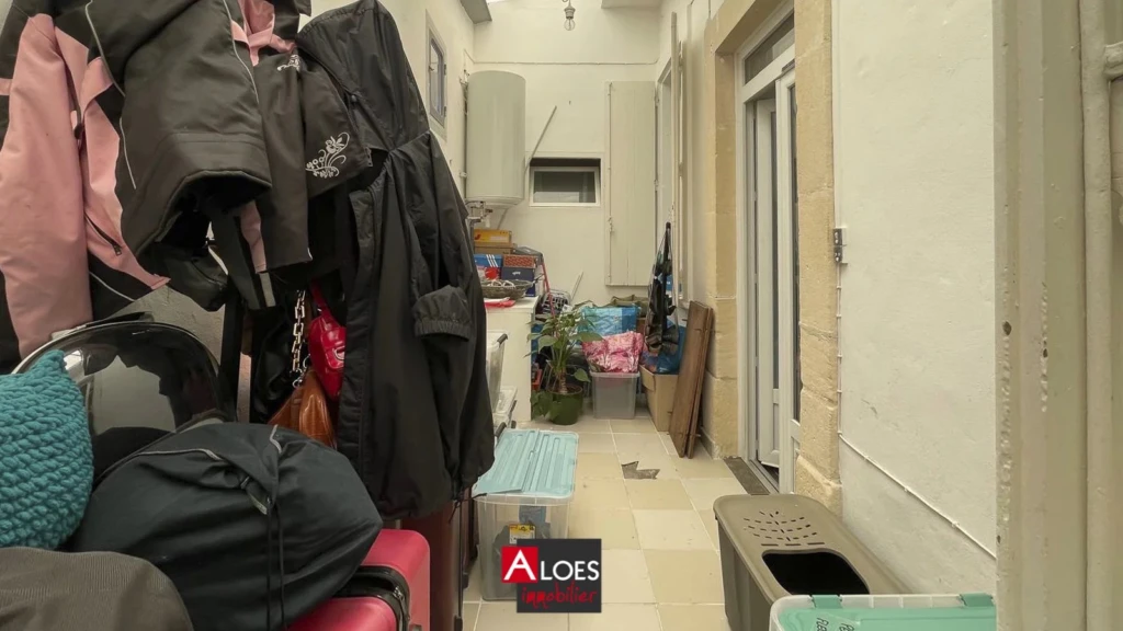 Maison Aigues-Mortes avec appartement et local garage