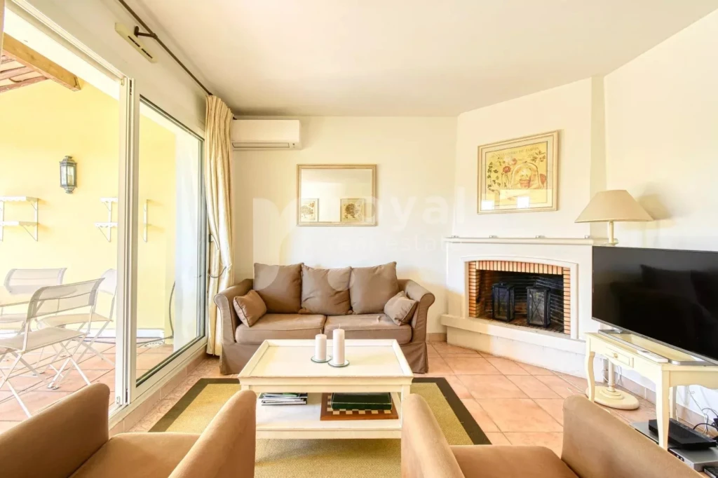 Séjour avec cheminée et climatisation dans une villa de Royal Mougins Golf