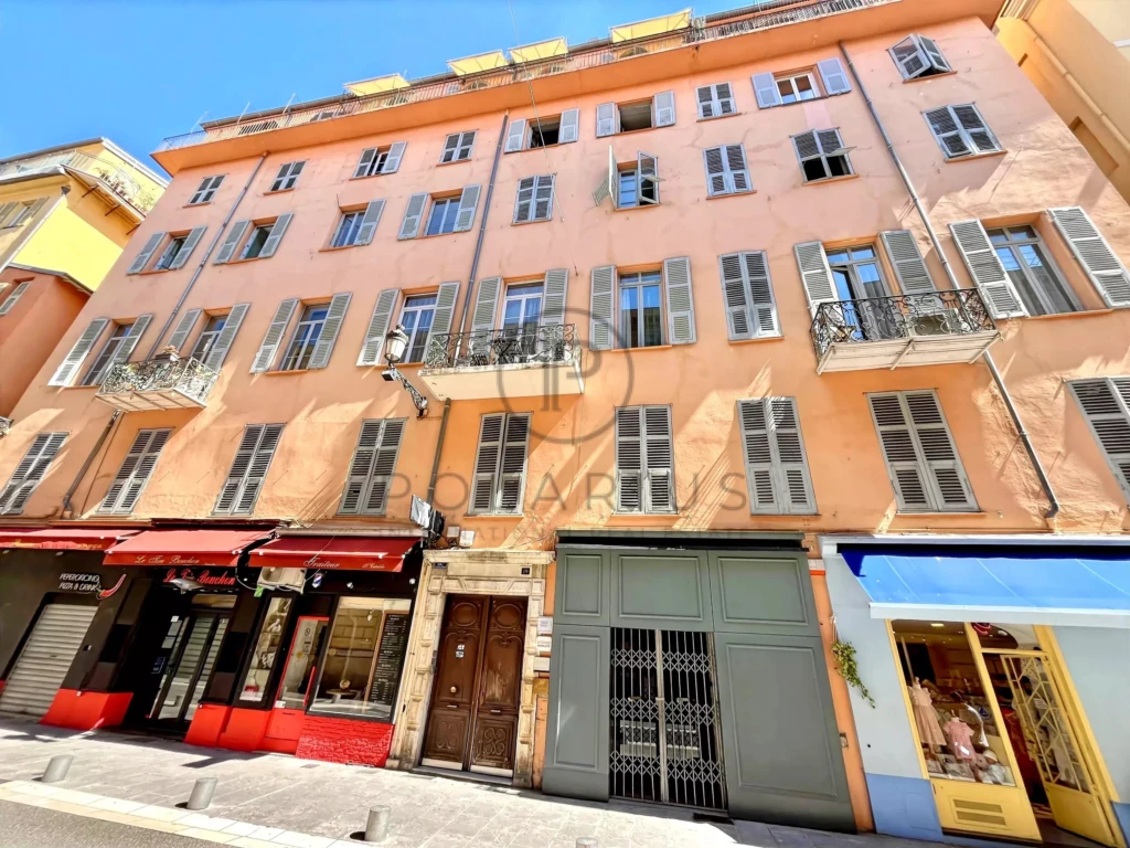 Immeuble charmant avec de nombreux balcons et fenêtres