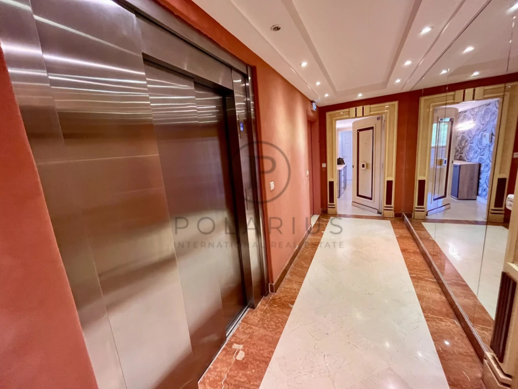 Ce couloir élégant mène à des appartements modernes et lumineux.