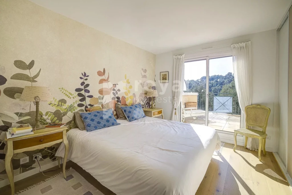 Chambre parentale spacieuse avec accès terrasse – villa Royal Mougins Golf
