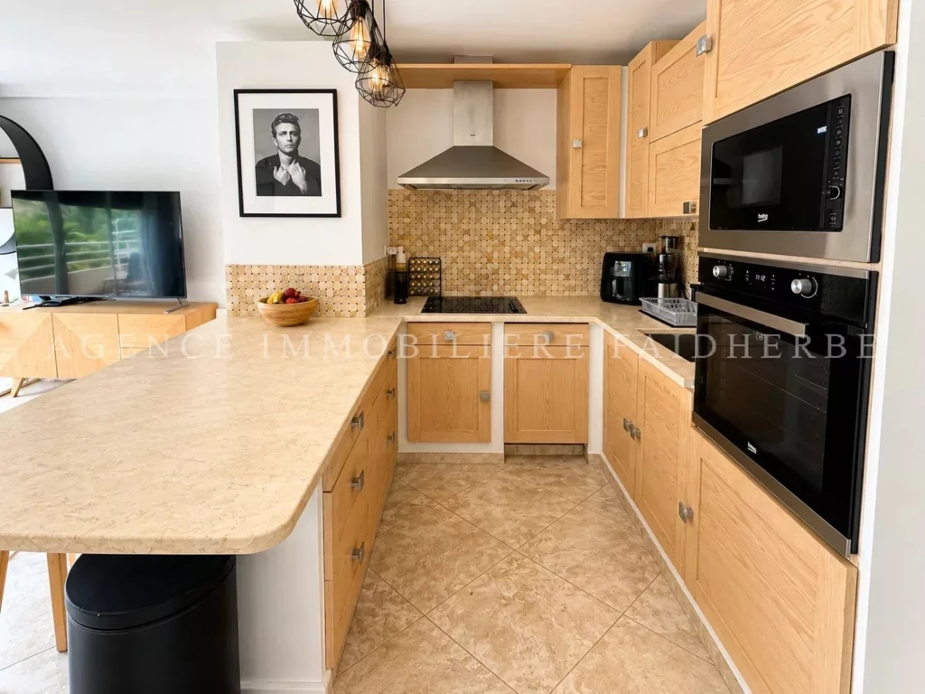 Cuisine moderna équipée dans un appartement spacieux.