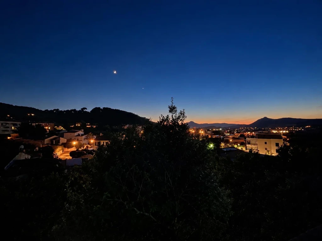 Panorama nocturne dégagé offrant une jolie vue sur la ville et le relief environnant.
