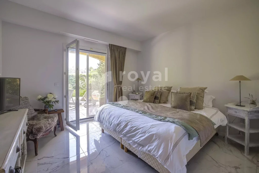Chambre de maître spacieuse d’une villa rénovée de prestige contemporaine