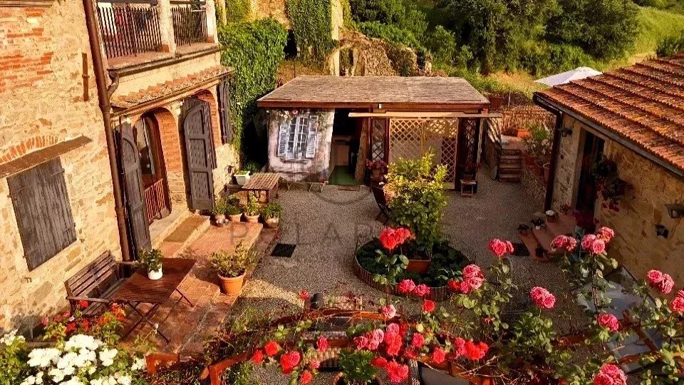 Charmante maison avec jardin fleuri et espace extérieur accueillant.