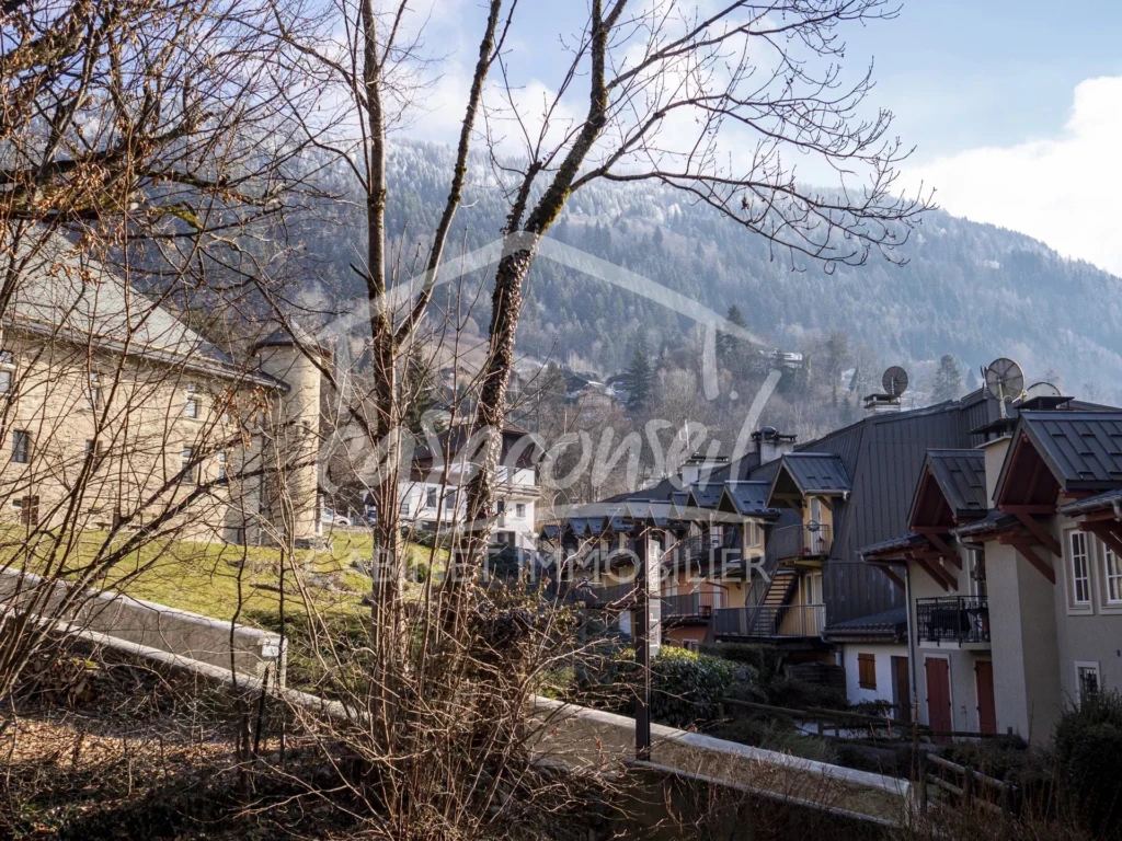 la vue depuis le balcon sur la haute tour