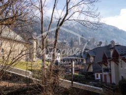 la vue depuis le balcon sur la haute tour