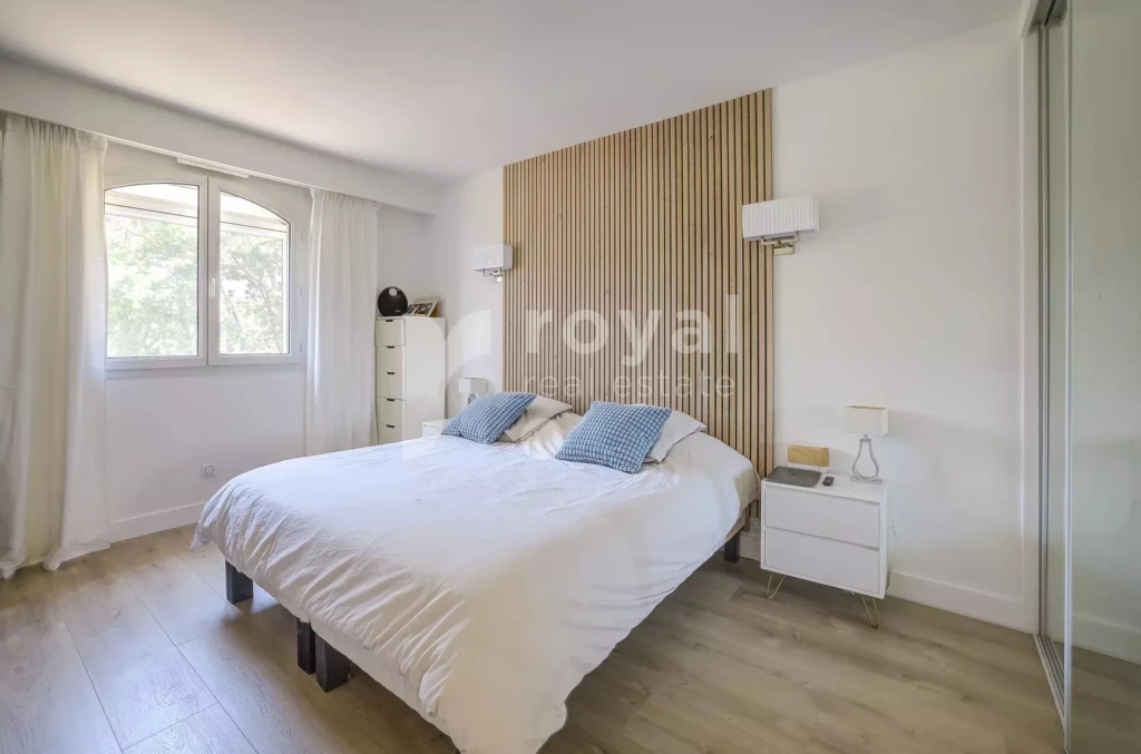 Chambre contemporaine spacieuse et chic dans une villa de luxe