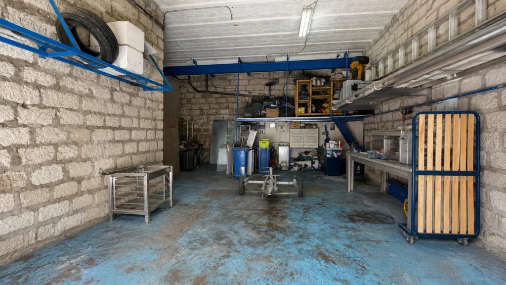 Maison Aigues-Mortes avec appartement et local garage