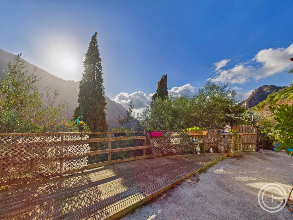Propriété avec maison, gîte indépendant et studio – 7 500 m² de terrain - PEILLE