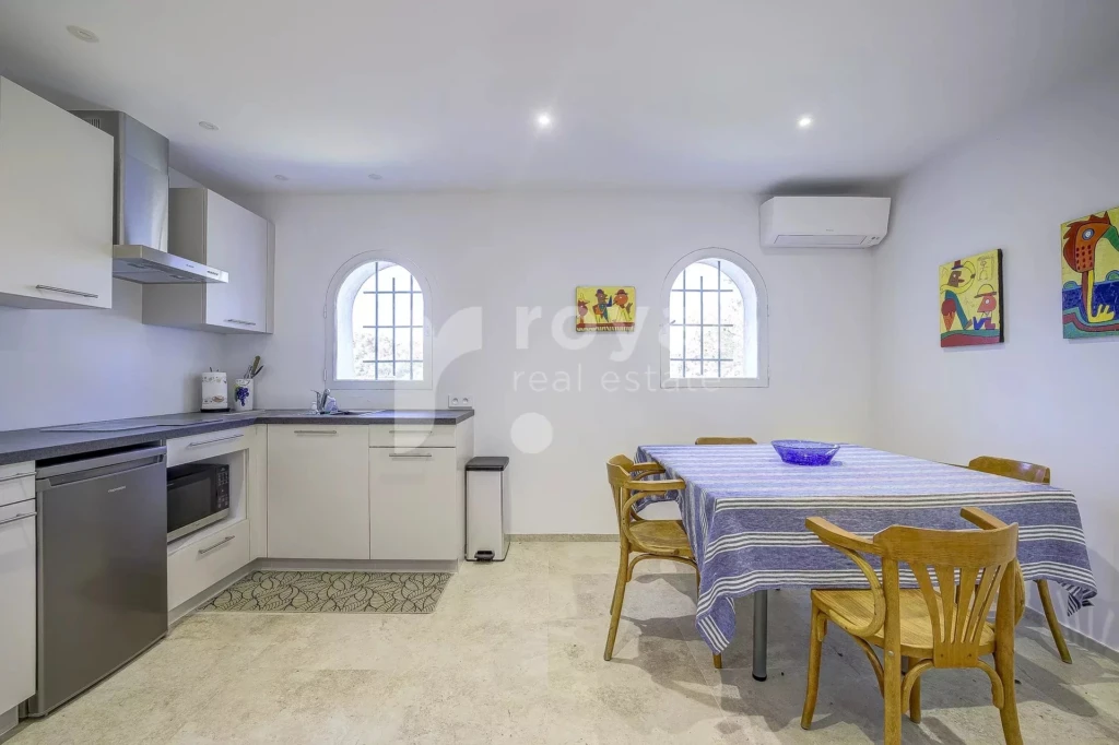 Studio indépendant lumineux et moderne dans villa de prestige à Biot