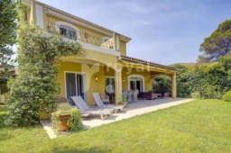 Domaine fermé prestigieux avec villa rénovée et services exclusifs