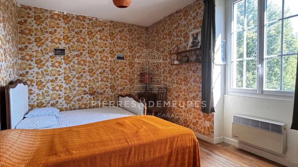 MANOIR - DEPENDANCES EN PIERRE - PROPRIETE AGRICOLE - BIEN DE CHARME - BIEN DE CARACTERE - FERME AVEC PRAIRIE ET BOIS - PROPRIETE A VENDRE A CHATEAUROUX - DOMAINE AGRICOLE A VENDRE DANS l'INDRE  