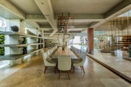 Grand espace de salle à manger lumineuse avec un design moderne et élégant.