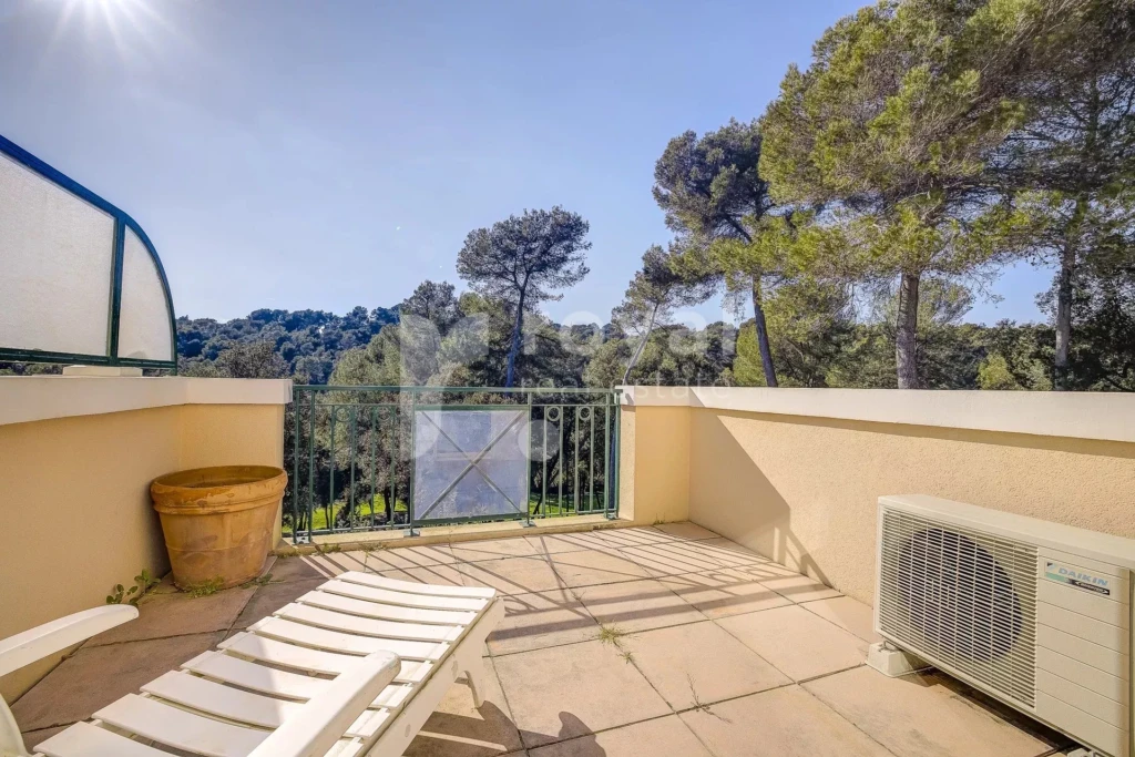 Terrasse ensoleillée avec vue dans domaine sécurisé à Mougins