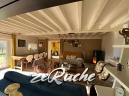 Salin confortable dans un intérieur charmant et chaleureux.
