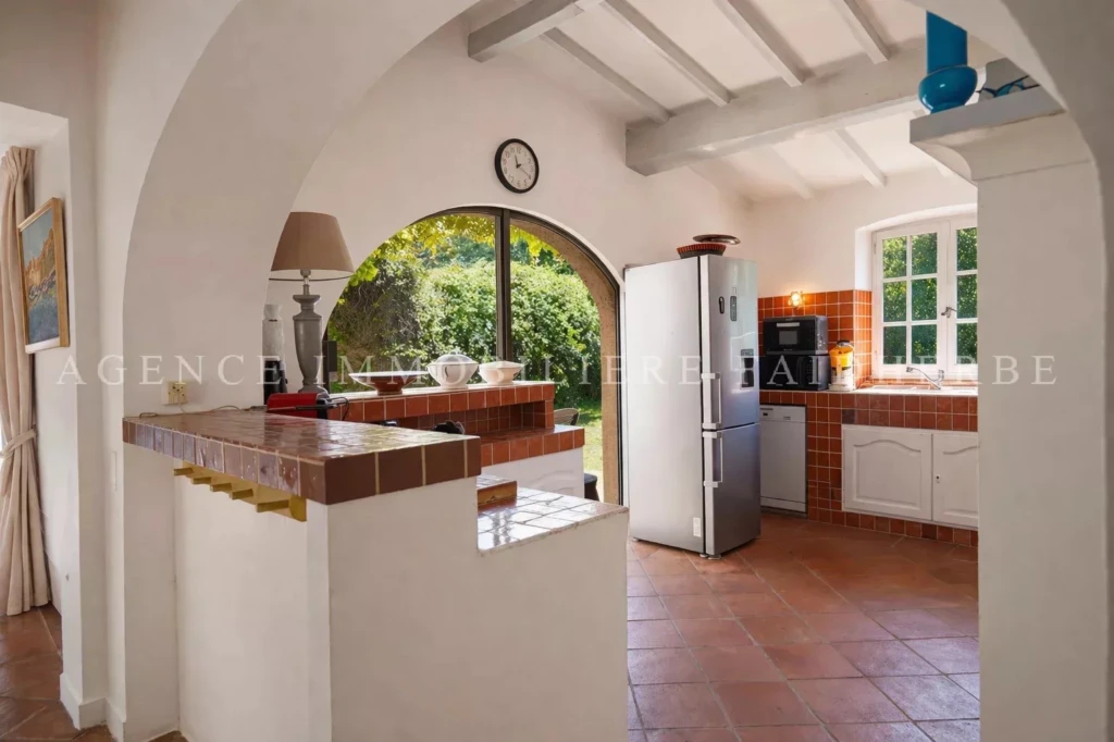Cuisine lumineuse avec vue sur le jardin.