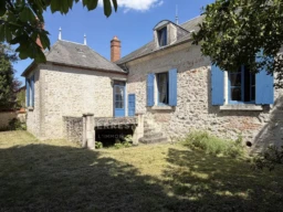 MAISON DE CARACTÈRE A VENDRE A LA CHAPELLE-SAINT-URSIN - MAISON DE VILLE AVEC JARDIN - MAISON FAMILIALE - PARQUETS - CHEMINÉES - GARAGE - CAVE 