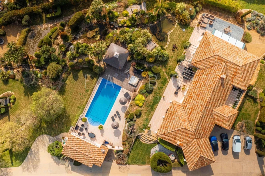 vue du ciel propriété avec piscine la ciotat