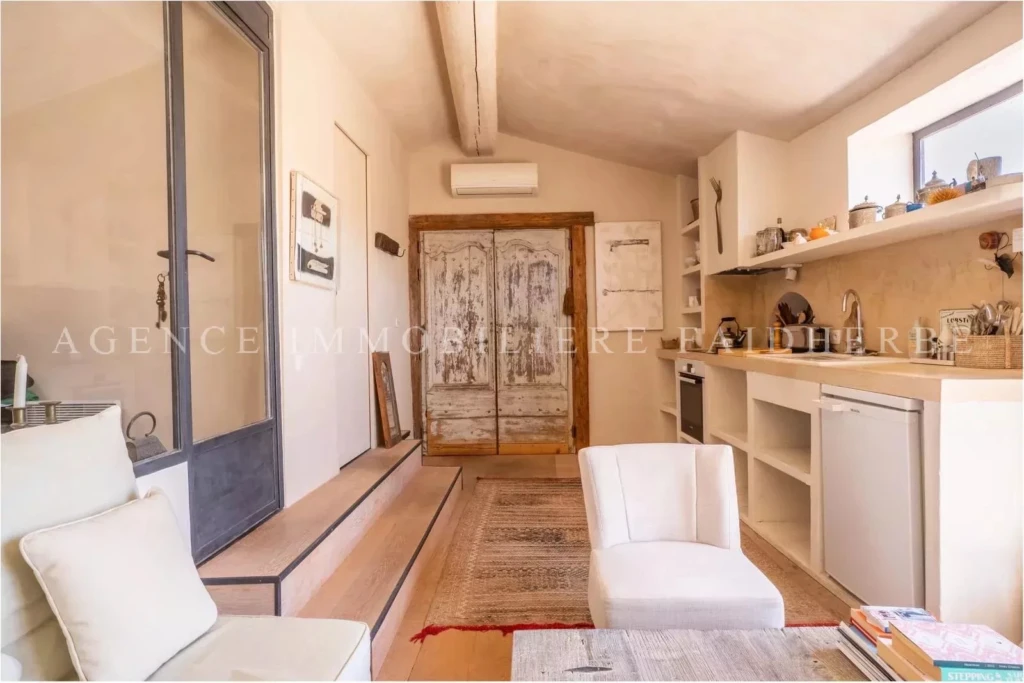 Un intérieur chaleureux avec un mobilier moderne et une cuisine équipée lumineuse.