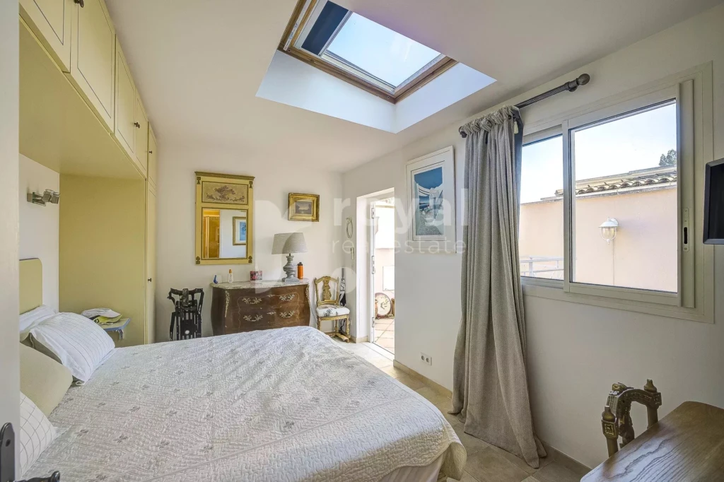 Chambre avec rangements intégrés – propriété à Mougins