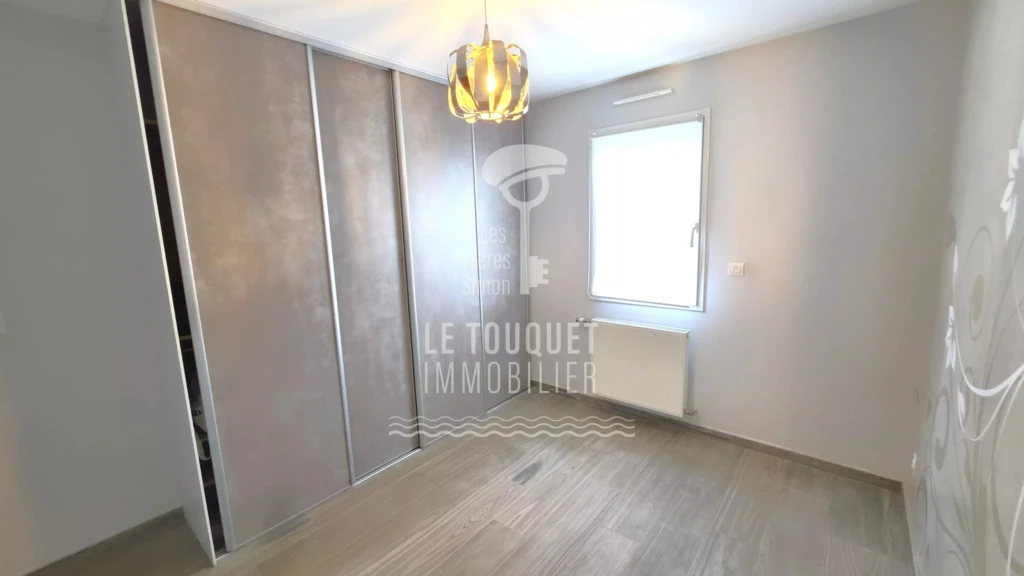 Chambre avec dressing au RDC