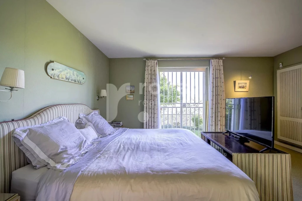 "Chambre principale luxueuse avec vue sur jardin à Biot