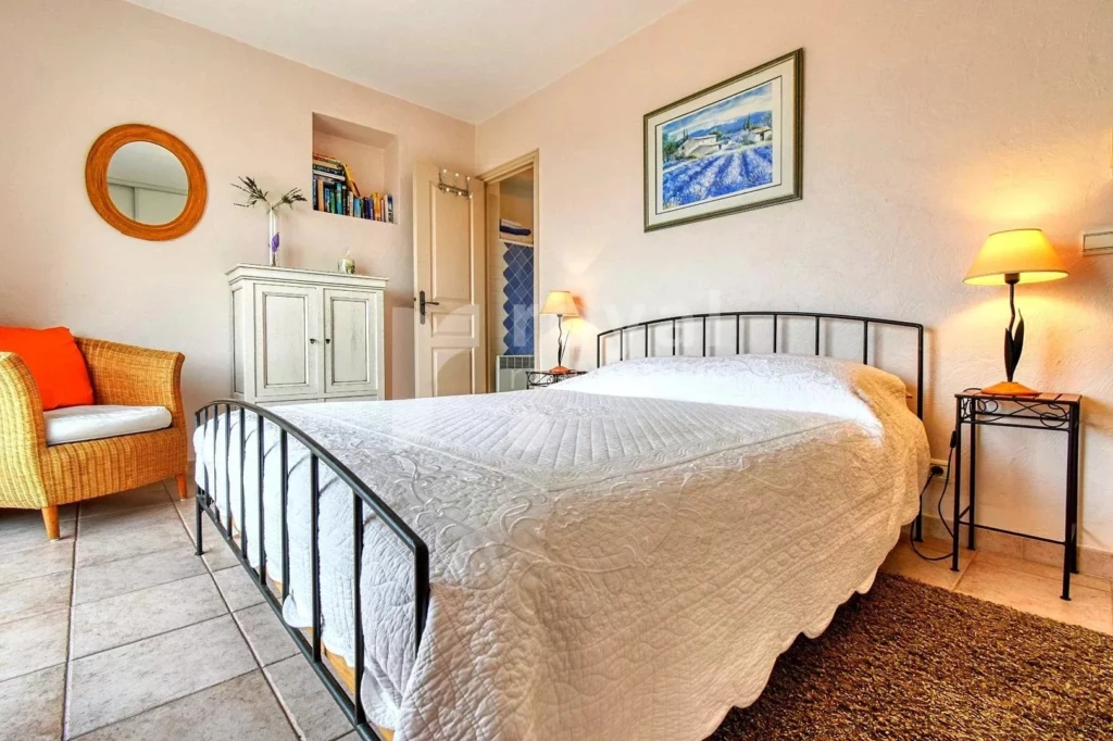 Espace nuit élégant et calme dans un cadre naturel sur le Royal Mougins Golf