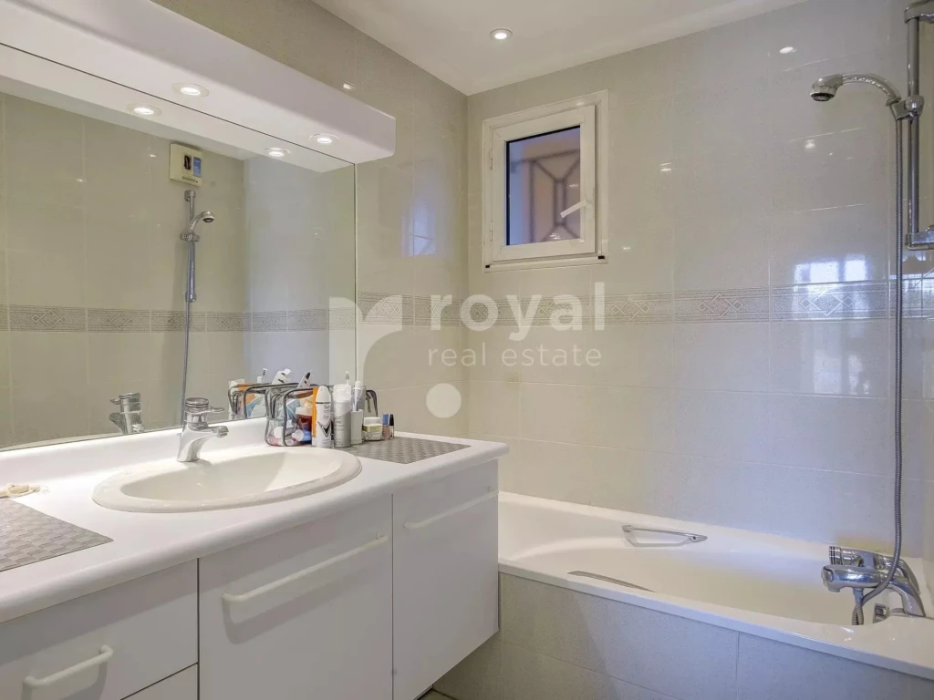 Salle de bains raffinée dans un domaine sécurisé à Mougins