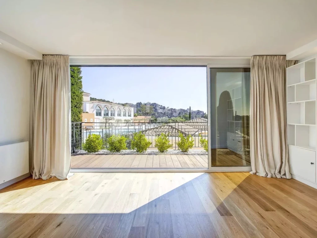 Appartement rénové avec terrasse dans la résidence Royal Mougins Golf