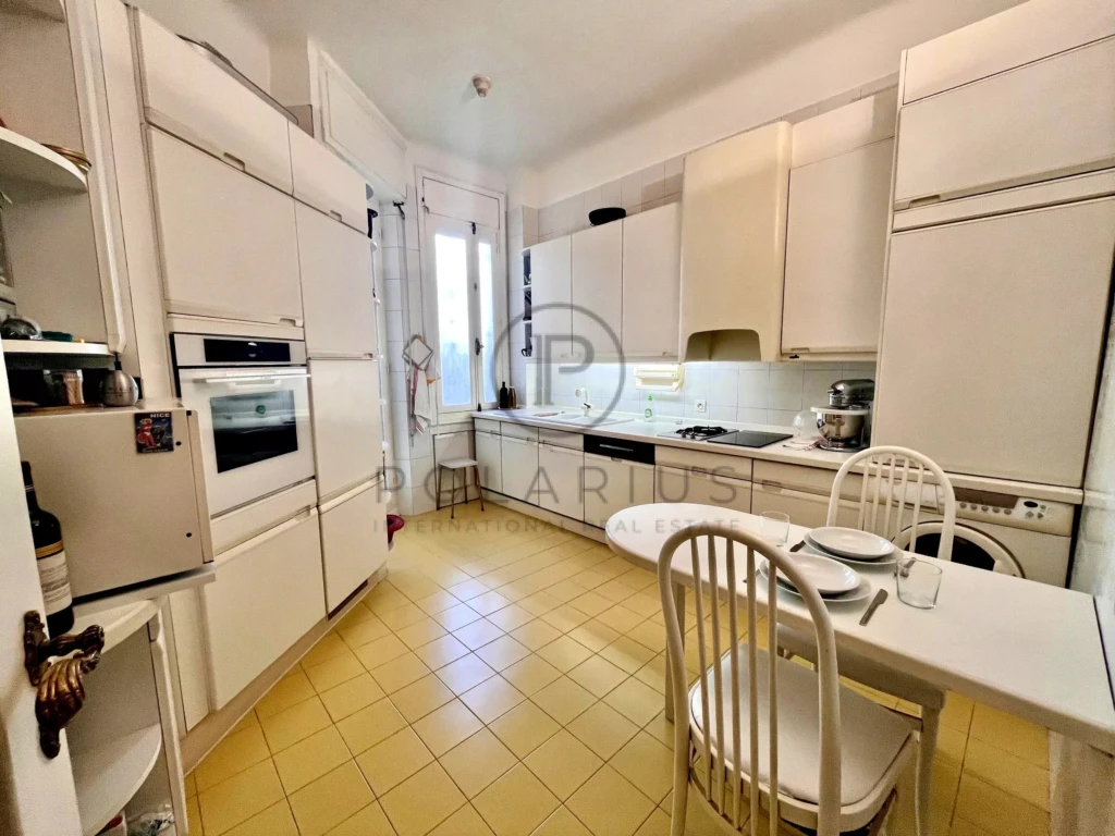 Cuisine lumineuse avec beaucoup de rangement et d'espace pour cuisiner.