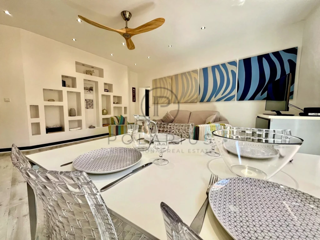 Salle à manger moderne avec des chaises en acrylique claire et une décoration élégante dans un salon lumineux.