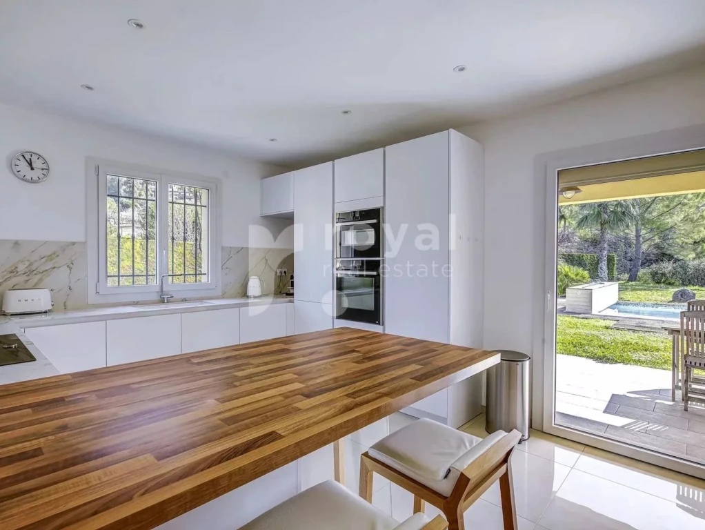 Cuisine moderne équipée – villa avec jardin et piscine à Mougins