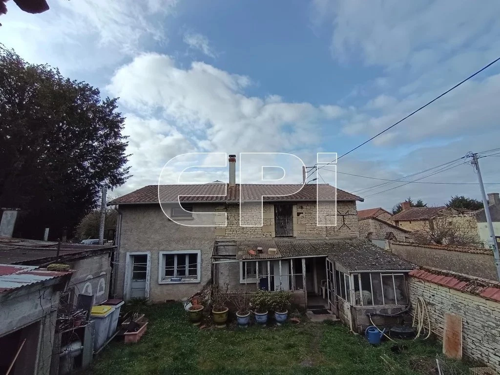 Maison traditionnelle avec jardin et espace extérieur extensible.