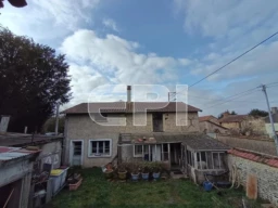 Maison traditionnelle avec jardin et espace extérieur extensible.