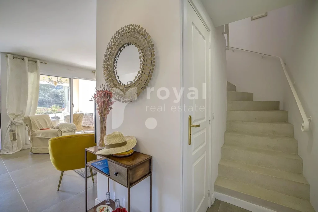 Entrée élégante d’une villa de luxe dans le domaine sécurisé du Royal Mougins Golf