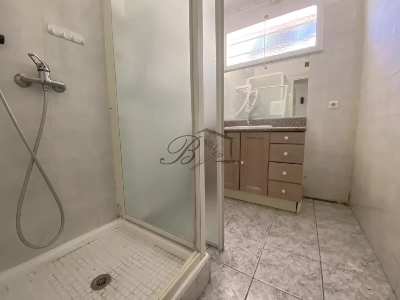 LA TOUR D'AIGUES, Salle de douche